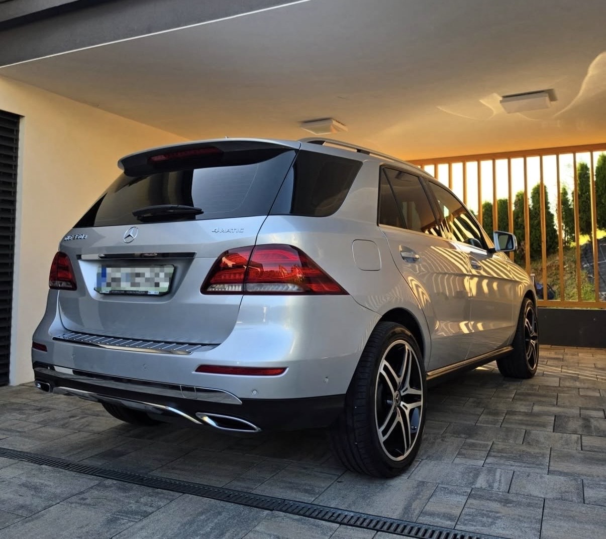 Srebrni Mercedes-Benz — zadnji desni pogled