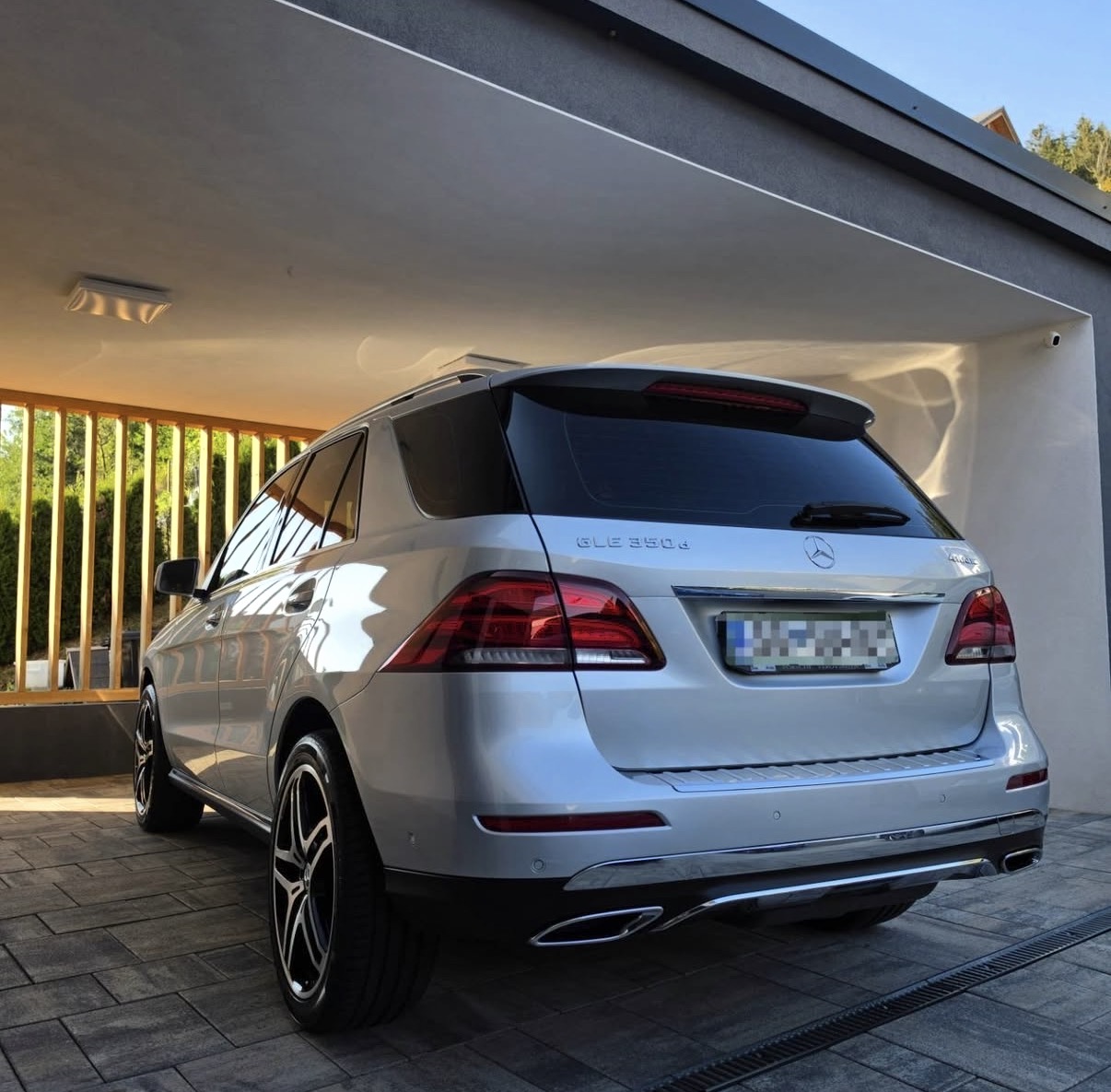Srebrni Mercedes-Benz — pogled od zadaj
