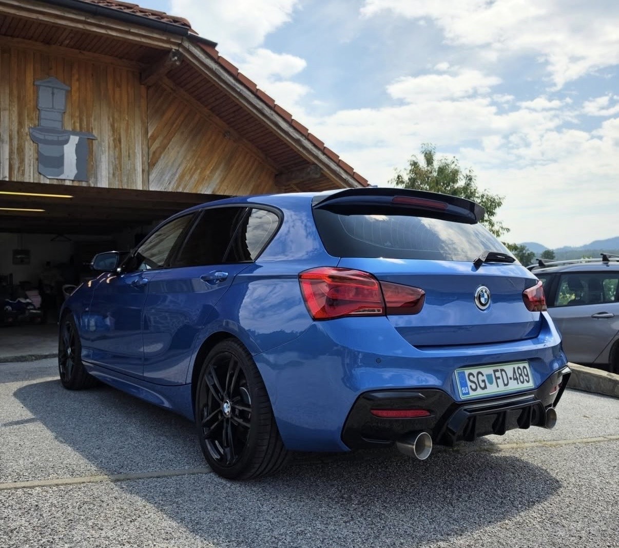 Modri BMW — pogled od zadaj