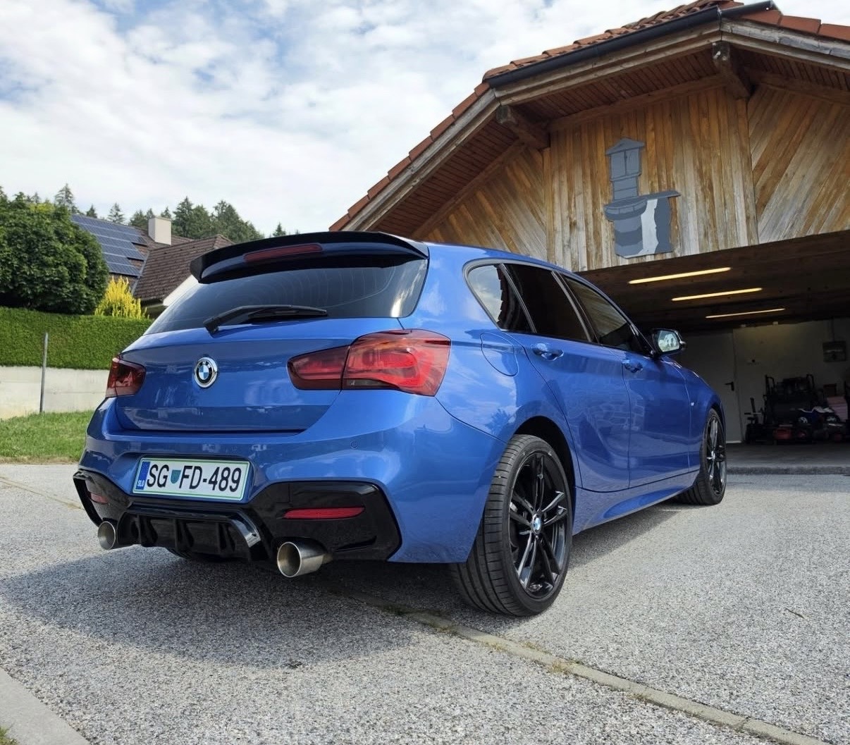 Modri BMW — zadnji desni pogled