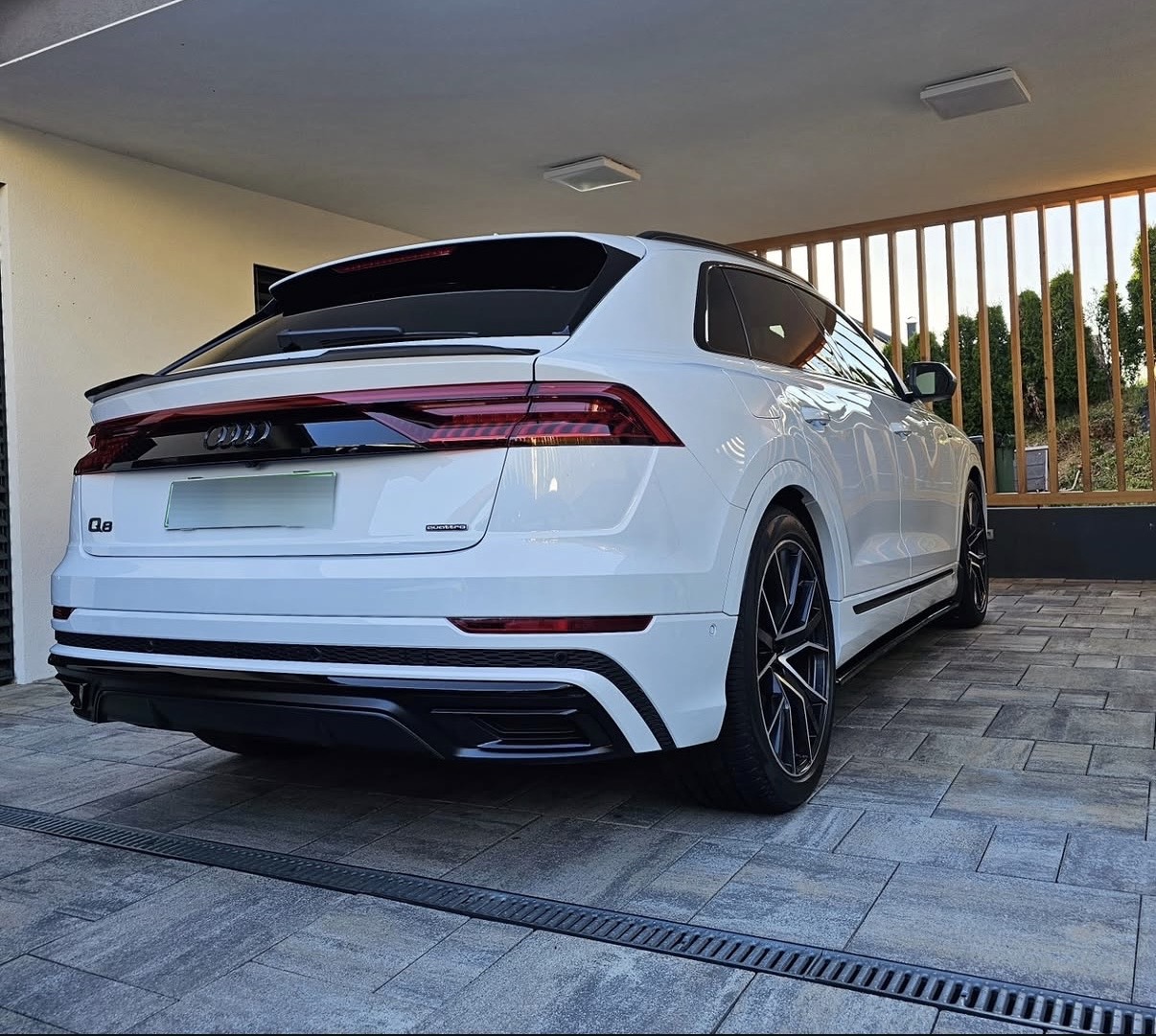 Beli Audi Q8 — pogled od zadaj