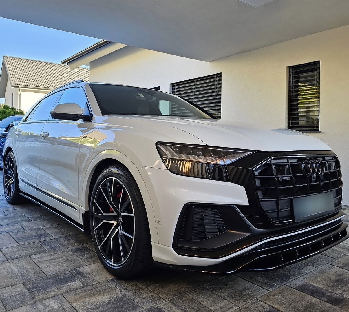 Beli Audi Q8 — sprednji pogled