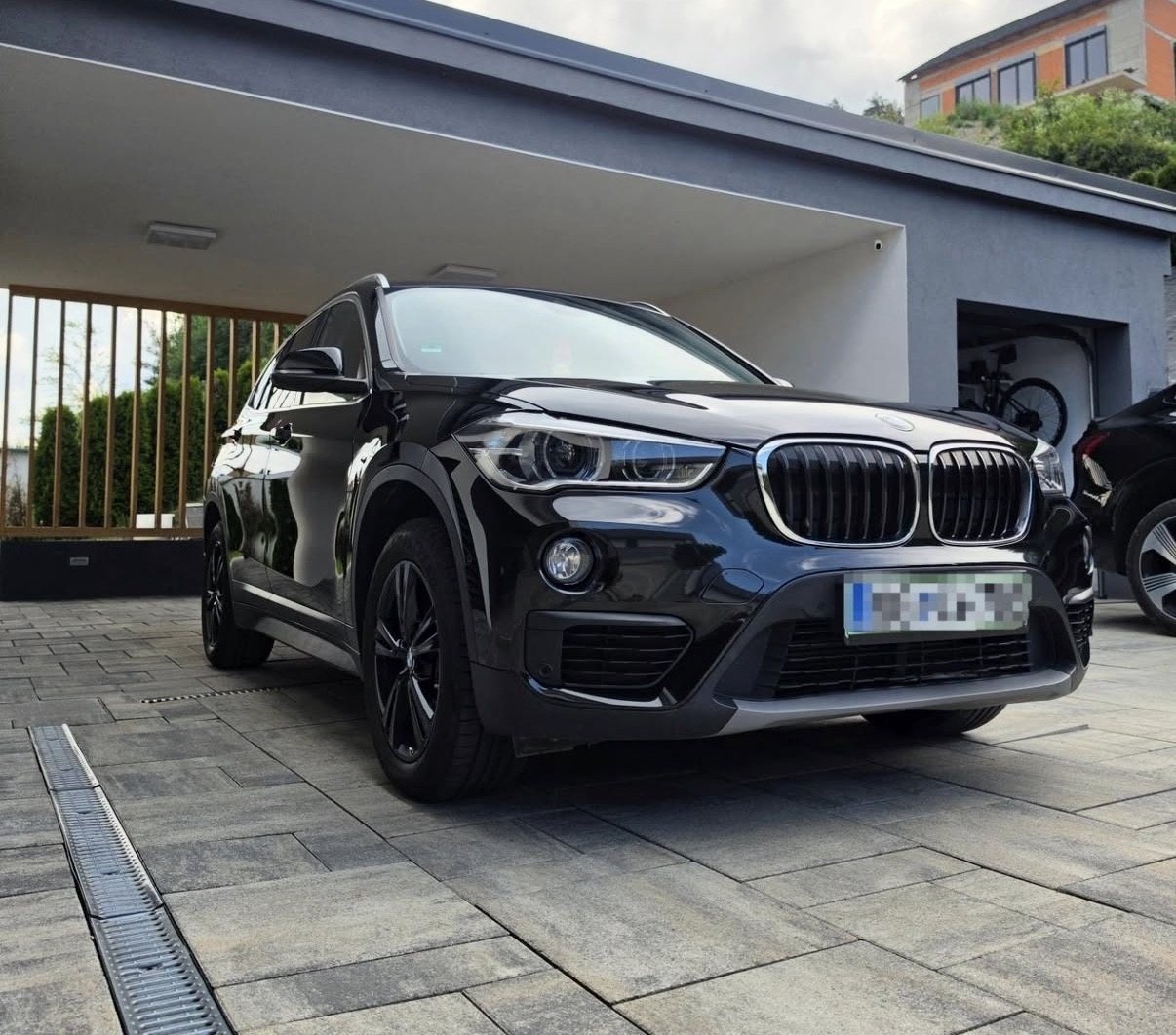 Črni BMW — sprednji pogled